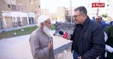 عمرو الليثي يهدي رجل عجوز 5 آلاف جنيه دعم برنامج "واحد من الناس"