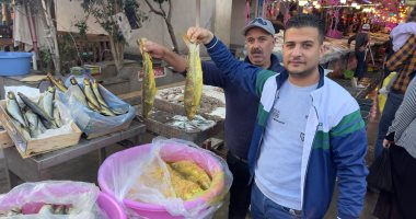 السوق فى بورسعيد يتحول إلى حلقة لبيع الفسيخ.. فيديو وصور