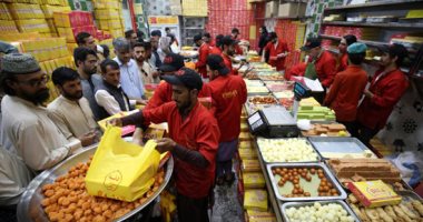 انتعاش الأسواق فى باكستان.. شراء حلويات عيد الفطر المبارك