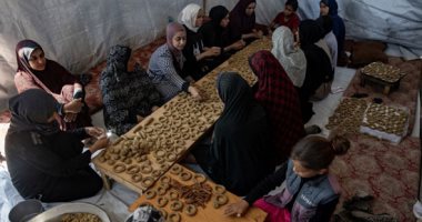 البهجة تتحدى القصف.. الفلسطينيون يعدون كحك العيد فى مخيمات اللاجئين