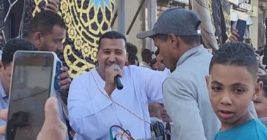 محمود جمعة يبهج الآلاف فى ساحة أبو الحجاج الأقصرى بعد الصلاة.. فيديو