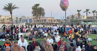 الآلاف يتوافدون على ساحة المعمورة لأداء صلاة عيد الفطر فى بورسعيد.. فيديو