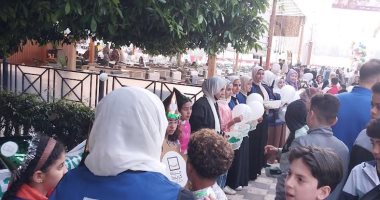أعضاء حياة كريمة ينظمون ممرا شرفيا لاستقبال المواطنين فى صلاة العيد وتوزيع هدايا