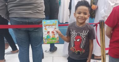توزيع مجلة الفردوس التابعة لوزارة الأوقاف على الأطفال بمسجد الحسين عقب صلاة العيد