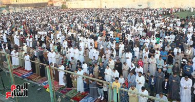 حشود كبيرة من المصلين يؤدون صلاة العيد بساحة نادى العياط الرياضى