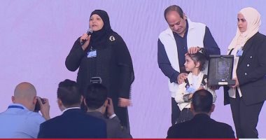 والدة الشهيد محمود عليوة تقدم قصيدة "فرحة شهيد" بحفل العيد أمام الرئيس السيسى
