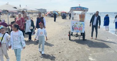 "العيد فرحة" .. الآلاف يحتفلون بثالث أيام عيد الفطر على شواطئ بورسعيد