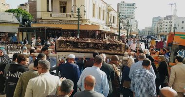 القيادات الأمنية والتنفيذية يؤدون الجنازة على والدة محافظ الغربية فى طنطا.. فيديو وصور