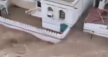لقطات لسيول عارمة تضرب سلطنة عمان تسببت فى مصرع 12 شخصا