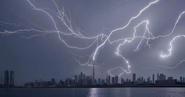برق ورعد وتحول النهار لليل.. مشاهد من أمطار الخير على الإمارات "فيديو 