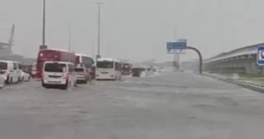 الإمارات.. أمطار غزيرة وسيول والداخلية تحذر المواطنين.. فيديو 
