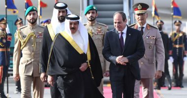 الرئيس السيسى يستقبل العاهل البحرينى فور وصوله مطار القاهرة.. صور