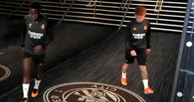 لاعبو ريال مدريد يتجنبون المشى فوق شعار مان سيتى.. فيديو