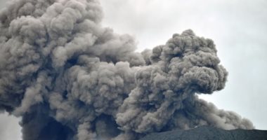 حمم بركانية يصل ارتفاعها إلى 725 مترا.. ثوران متواصل لبركان إندونيسيا