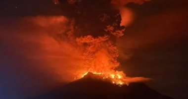 رماد بركان ثائر يغلق مطارا فى إندونيسيا.. فيديو