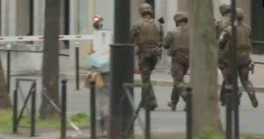 الجيش الفرنسي يحاول السيطرة على اقتحام القنصلية الإيرانية فى باريس.. فيديو