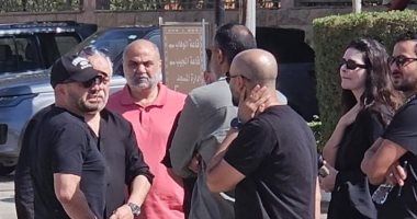 أشرف زكي والسقا وأحمد رزق وهنادي مهنا أول المشاركين في جنازة صلاح السعدني