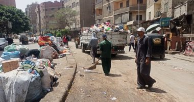 محافظة الجيزة ترفع تراكمات القمامة من أمام شارع محمد متولى ببولاق