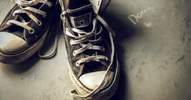 3 طرق سهلة وبسيطة لتنظيف الأحذية ذات الرائحة الكريهة