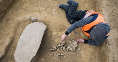 علماء الآثار يكتشفون مقبرة من العصر الحجري عمرها 4200 عام