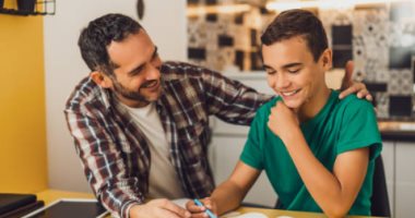 5 مهام للآباء خلال فترة امتحانات الأبناء لمساعدتهم على التفوق