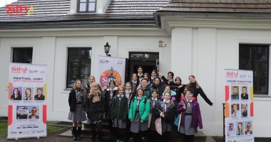 طلاب مدارس مدينة كراكوف فى بولندا يشاهدون عروض مهرجان Sitfy poland