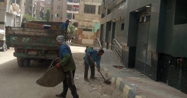 محافظة الجيزة ترفع تجمعات للقمامة بطريق البراجيل استجابة لشكاوى المواطنين