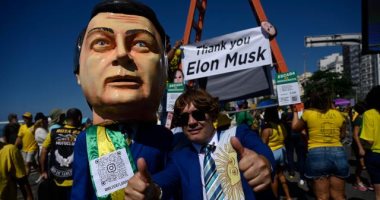 صور ماسك تنتشر فى مظاهرات برازيلية.. مؤيدو بولسونارو يعتبرونه بطلا