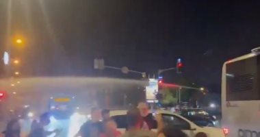 الشرطة الإسرائيلية تُفرق متظاهرين قرب مقر إقامة نتنياهو بالمياه.. فيديو