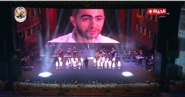 الأطفال يشاركون تامر حسني الغناء خلال احتفالية مجلس القبائل والعائلات المصرية بعيد تحرير سيناء