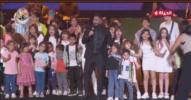 أطفال غزة يشاركون تامر حسني الغناء خلال احتفالية مجلس القبائل والعائلات المصرية