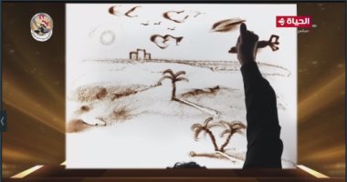 فنان تشكيلي يرسم سيناء على الرمال خلال احتفالية مجلس القبائل والعائلات المصرية