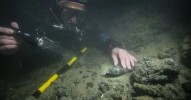 علماء الآثار يستكشفون موقعًا أثريًا من العصر الحجرى تحت الماء فى بريطانيا