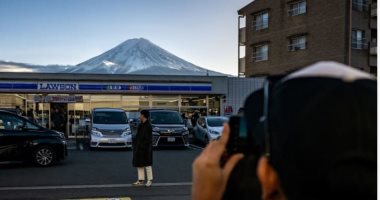 بلدة يابانية تضع شبكة عملاقة لمنع السياح من التقاط صور مع جبل فوجى.. اعرف السبب