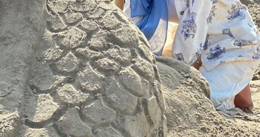 طلاب "تربية نوعية" يبدعون في مهرجان النحت على الرمال بشاطئ بورسعيد