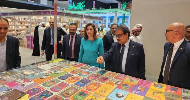 وزيرة الثقافة تتفقد أجنحة الناشرين المصريين بمعرض أبو ظبي الدولي للكتاب