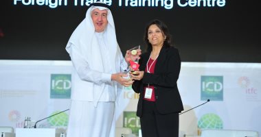 مديرة مركز تدريب التجارة الخارجية تتسلم جائزة "المساهمة المتميزة" لعام 2024
