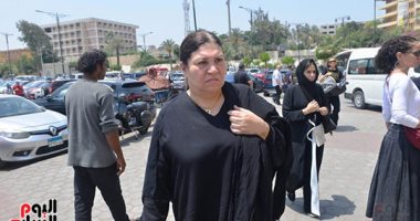 وصول جثمان والدة ريم أحمد إلى مسجد السيدة نفيسة ومنال الصيفي أول الحضور