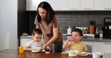 5 نصائح لتعليم طفلك آداب الطعام.. لتجنب الفوضى والإحراج أمام الآخرين 