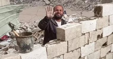 فلسطينى يعيد بناء منزله فى خان يونس.. ويؤكد: كل شىء تدمر راح نعمروا.. صور