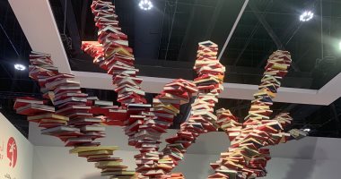 شجرة الكتب.. مشهد يجذب زوار معرض أبو ظبى للكتاب 