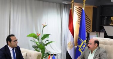 محافظ أسوان يلتقى رئيس إقليم جنوب الصعيد لهيئة الرعاية الصحية