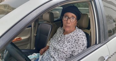 أقدم سائقة تاكسى فى مصر.. شاهد حكاية "أم وليد" مع تحدى الأسفلت منذ 43 عاما