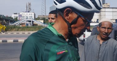الرحال المغربى "مروني" يصل المنيا فى رحلته من الدار البيضاء إلى مكة.. فيديو