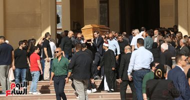 وصول جثمان الراحل عبد الخالق عياد إلى مسجد المشير لأداء صلاة الجنازة عليه