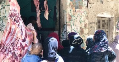 إقبال كبير على شراء اللحوم فى قرى الجيزة بعد انخفاض أسعارها.. بث مباشر