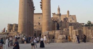 سياح العالم يستمتعون بزيارات مميزة لمعبد الأقصر بكورنيش النيل.. صور