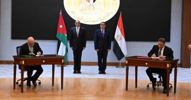 رئيسا وزراء مصر والأردن أثناء التوقيع