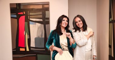 منى الشاذلى تحتفل بافتتاح معرض شقيقتها الفنانة التشكيلية مروى الشاذلى