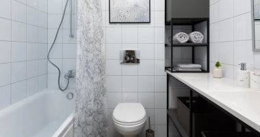 3 حيل ديكور بسيطة تجعل تصميم الحمام الصغير أفضل